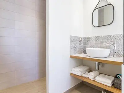 Salle de bains dans l'établissement Élégant Gîte Rural avec Piscine Intérieure Chauffée près de Nantes - FR-1-306-913
