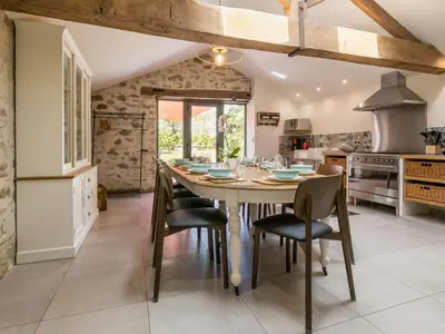 Cuisine ou kitchenette dans l'établissement Élégant Gîte Rural avec Piscine Intérieure Chauffée près de Nantes - FR-1-306-913