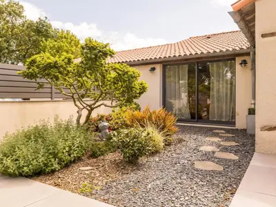 Jardin de l'établissement Élégant Gîte Rural avec Piscine Intérieure Chauffée près de Nantes - FR-1-306-913