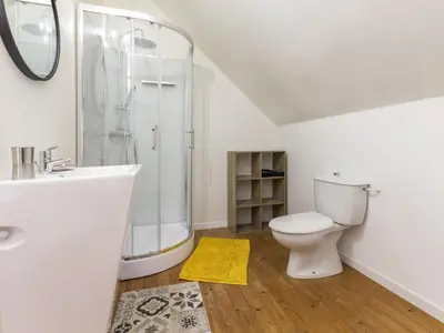 Salle de bains dans l'établissement Gîte Charmant en Brière: Proche Guérande, Jardin Privé, 2 Chambres - FR-1-306-941