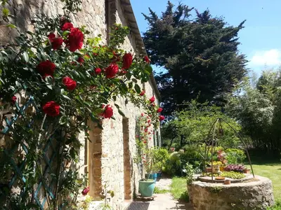 Jardin de l'établissement Maison de Maître rénovée avec jardin, terrasse et équipements modernes, au calme de la campagne. - FR-1-306-928