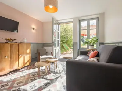 Coin salon dans l'établissement Maison de Maître rénovée avec jardin, terrasse et équipements modernes, au calme de la campagne. - FR-1-306-928