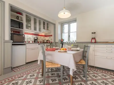 Cuisine ou kitchenette dans l'établissement Maison de Maître rénovée avec jardin, terrasse et équipements modernes, au calme de la campagne. - FR-1-306-928