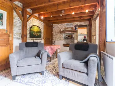 Coin salon dans l'établissement Gîte au bord du lac avec jardin clos, cheminée et Wifi à Joué-sur-Erdre - FR-1-306-942
