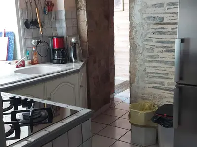 Cuisine ou kitchenette dans l'établissement Gîte au bord du lac avec jardin clos, cheminée et Wifi à Joué-sur-Erdre - FR-1-306-942