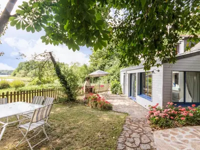 Jardin de l'établissement Gîte au bord du lac avec jardin clos, cheminée et Wifi à Joué-sur-Erdre - FR-1-306-942