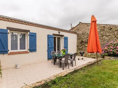 Jardin de l'établissement Gîte familial avec jardin clos, à 25 km de Nantes, WiFi, vélos et jeux pour enfants. - FR-1-306-953