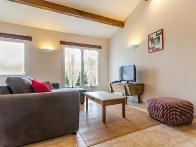 Télévision ou salle de divertissement dans l'établissement Gîte familial avec jardin clos, à 25 km de Nantes, WiFi, vélos et jeux pour enfants. - FR-1-306-953