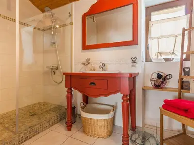 Salle de bains dans l'établissement Gîte Accessible avec Jardin Fleuri près de Pornic, Éco-rénové et Équipé (Vélos, WiFi, Cheminée) - FR-1-306-957