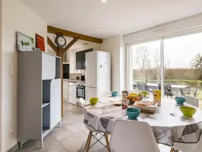 Cuisine ou kitchenette dans l'établissement Gîte familial au calme avec étang privé, proche Nantes, jardin, activités, et accès PMR - FR-1-306-961