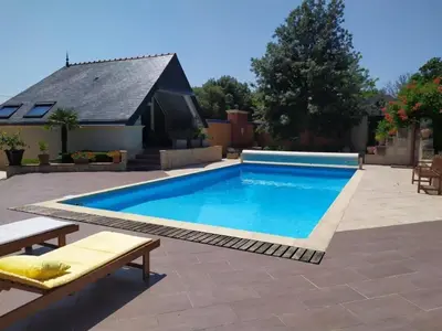 Piscine de l'établissement Gîte authentique avec piscine chauffée et jardin paysager près de Nantes - FR-1-306-962 ou située à proximité
