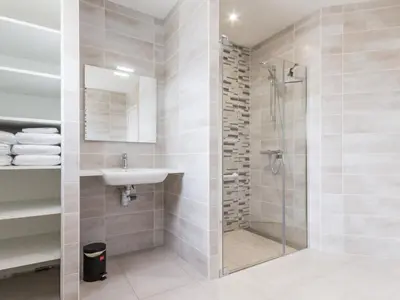 Salle de bains dans l'établissement Gîte au calme avec jardin privé, vélos gratuits, équipements bébé et garage - proche de Nantes et plages - FR-1-306-980