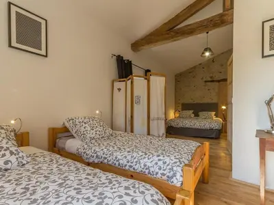 Un ou plusieurs lits dans un hébergement de l'établissement Gîte typique au cœur de Monnières, proche Sèvre, jardin privatif, Wifi, idéal pour pêche et rando - FR-1-306-985