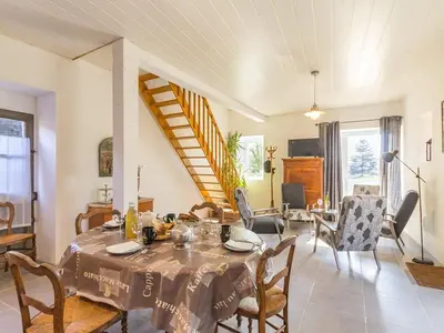 Coin salon dans l'établissement Gîte typique au cœur de Monnières, proche Sèvre, jardin privatif, Wifi, idéal pour pêche et rando - FR-1-306-985