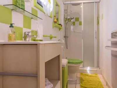 Salle de bains dans l'établissement Gîte rénové calme avec jardin fleuri, à proximité du canal de Nantes à Brest et de la forêt du Gâvre - FR-1-306-1007