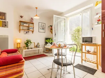 Coin salon dans l'établissement Gîte rénové calme avec jardin fleuri, à proximité du canal de Nantes à Brest et de la forêt du Gâvre - FR-1-306-1007