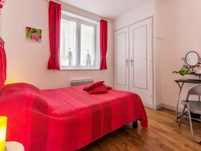 Un ou plusieurs lits dans un hébergement de l'établissement Gîte rénové calme avec jardin fleuri, à proximité du canal de Nantes à Brest et de la forêt du Gâvre - FR-1-306-1007