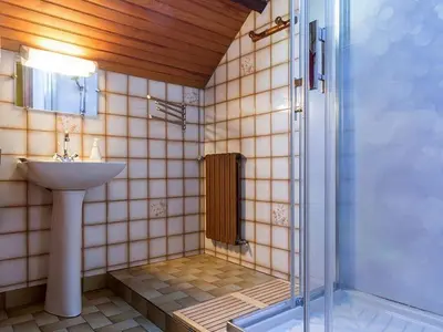 Salle de bains dans l'établissement Maison de Charme au Calme avec Jardin, Idéale Famille, Proche Nantes! - FR-1-306-1008