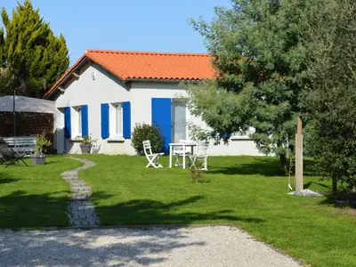 Jardin de l'établissement Maison lumineuse proche Nantes, jardin privatif, parking, Wi-Fi, cuisine équipée, équipements bébé - FR-1-306-1018