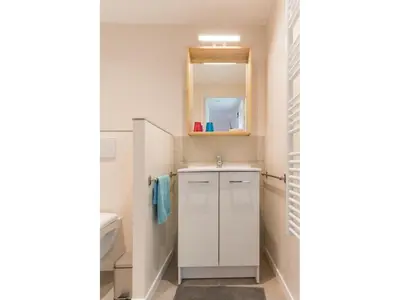 Salle de bains dans l'établissement Maison lumineuse proche Nantes, jardin privatif, parking, Wi-Fi, cuisine équipée, équipements bébé - FR-1-306-1018