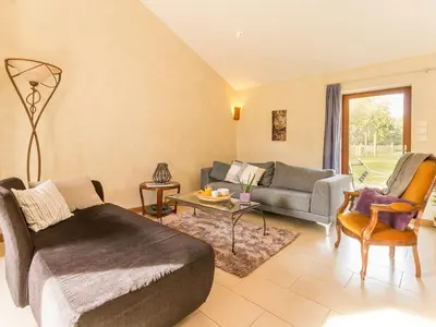 Coin salon dans l'établissement Gîte Charmant avec Jardin, Proche Plages, Wifi et Activités en Famille! - FR-1-306-1031