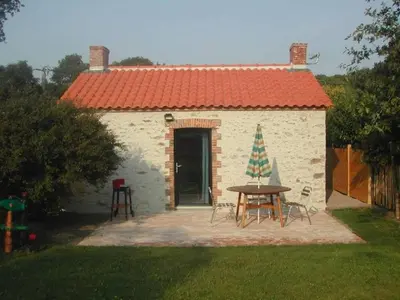 Jardin de l'établissement Gîte Charmant avec Jardin, Proche Plages, Wifi et Activités en Famille! - FR-1-306-1031