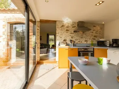 Cuisine ou kitchenette dans l'établissement Gîte Charmant avec Jardin, Proche Plages, Wifi et Activités en Famille! - FR-1-306-1031