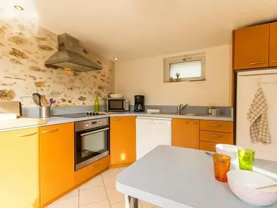 Cuisine ou kitchenette dans l'établissement Gîte Charmant avec Jardin, Proche Plages, Wifi et Activités en Famille! - FR-1-306-1031