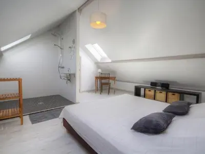 Un ou plusieurs lits dans un hébergement de l'établissement Charmant gîte face mer avec balcon privé, proche Pornic, tout confort assuré - FR-1-306-1025