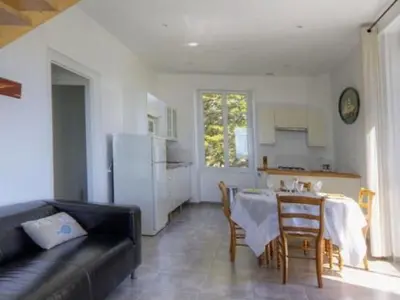 Cuisine ou kitchenette dans l'établissement Charmant gîte face mer avec balcon privé, proche Pornic, tout confort assuré - FR-1-306-1025