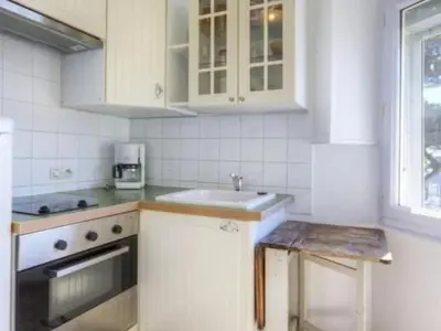 Cuisine ou kitchenette dans l'établissement Gîte à Tharon: 2 chambres, terrasse, parking, proche mer - FR-1-306-1026