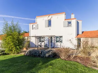Jardin de l'établissement Gîte paisible proche de la mer avec jardin, WIFI, et équipements bébé - FR-1-306-1037