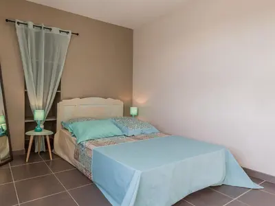 Un ou plusieurs lits dans un hébergement de l'établissement Gîte paisible proche de la mer avec jardin, WIFI, et équipements bébé - FR-1-306-1037