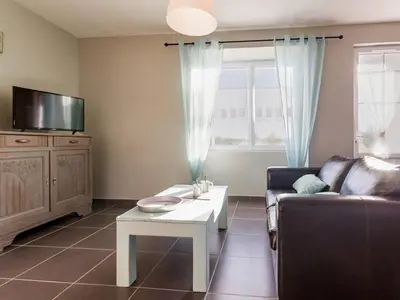Télévision ou salle de divertissement dans l'établissement Gîte paisible proche de la mer avec jardin, WIFI, et équipements bébé - FR-1-306-1037