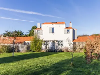 Jardin de l'établissement Gîte paisible proche de la mer avec jardin, WIFI, et équipements bébé - FR-1-306-1037