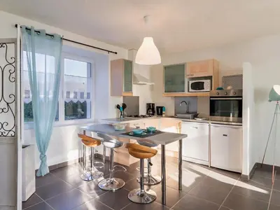 Cuisine ou kitchenette dans l'établissement Gîte paisible proche de la mer avec jardin, WIFI, et équipements bébé - FR-1-306-1037