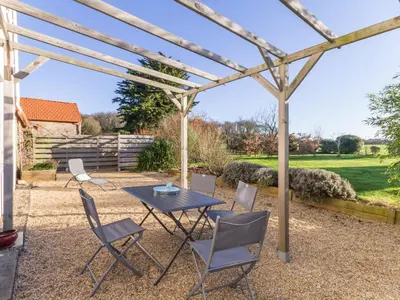 Jardin de l'établissement Gîte paisible proche de la mer avec jardin, WIFI, et équipements bébé - FR-1-306-1037