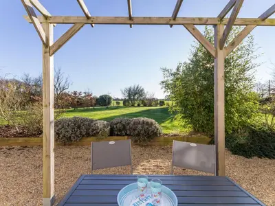 Jardin de l'établissement Gîte paisible proche de la mer avec jardin, WIFI, et équipements bébé - FR-1-306-1037