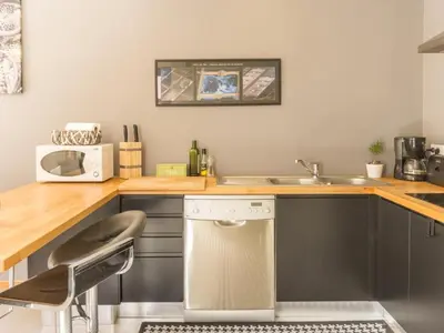 Cuisine ou kitchenette dans l'établissement Spacieux écogîte en pierre avec jardin clos, proche de l'océan et des plages, tout confort - FR-1-306-1032