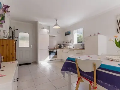 Cuisine ou kitchenette dans l'établissement Maison de charme à Pornic avec jardin, proche des plages et commerces, clim et wifi inclus - FR-1-306-1038