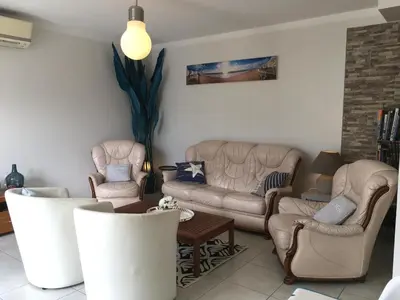 Coin salon dans l'établissement Maison de charme à Pornic avec jardin, proche des plages et commerces, clim et wifi inclus - FR-1-306-1038