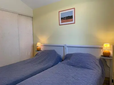 Un ou plusieurs lits dans un hébergement de l'établissement Gîte spacieux avec jardin, SPA, et équipements bébé près de Pornic - FR-1-306-1041