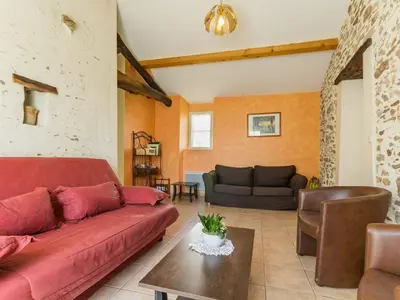 Coin salon dans l'établissement Gîte spacieux avec jardin, SPA, et équipements bébé près de Pornic - FR-1-306-1041