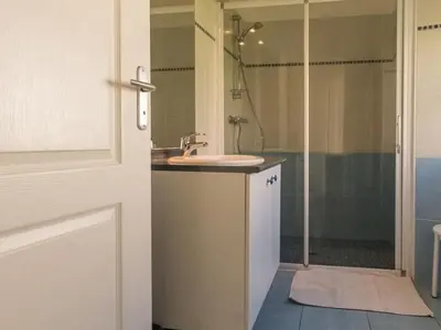 Salle de bains dans l'établissement Gîte spacieux avec jardin, SPA, et équipements bébé près de Pornic - FR-1-306-1041