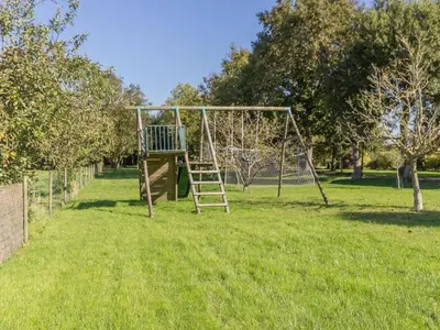 Aire de jeux pour enfants de l'établissement Gîte familial avec parc, jeux pour enfants et vélos, proche du Lac de Grand Lieu - FR-1-306-1040
