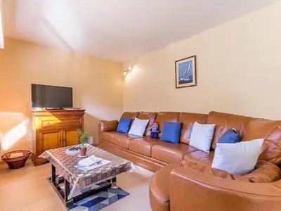 Télévision ou salle de divertissement dans l'établissement Gîte spacieux avec jardin clos et accès mer à 100m, proche commerces - Saint-Brévin-les-Pins - FR-1-306-1049