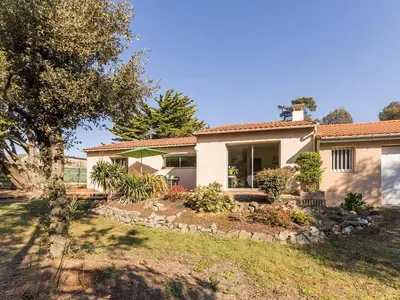 Jardin de l'établissement Gîte spacieux avec jardin clos et accès mer à 100m, proche commerces - Saint-Brévin-les-Pins - FR-1-306-1049
