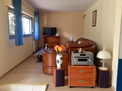 Télévision ou salle de divertissement dans l'établissement Gîte spacieux avec jardin clos et accès mer à 100m, proche commerces - Saint-Brévin-les-Pins - FR-1-306-1049