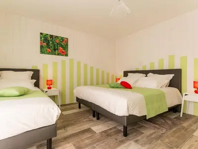 Un ou plusieurs lits dans un hébergement de l'établissement Grande maison en bois avec parc, terrasse, jeux et équipements modernes entre Nantes et Pornic - FR-1-306-1051