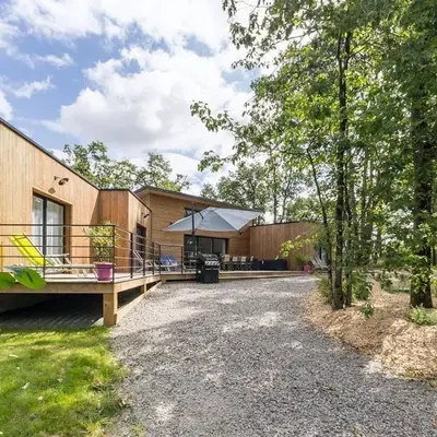 Grande maison en bois avec parc